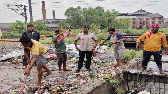 नोएडा जलभराव के खतरे के बीच कचरे और गाद से भरे चोक नाले