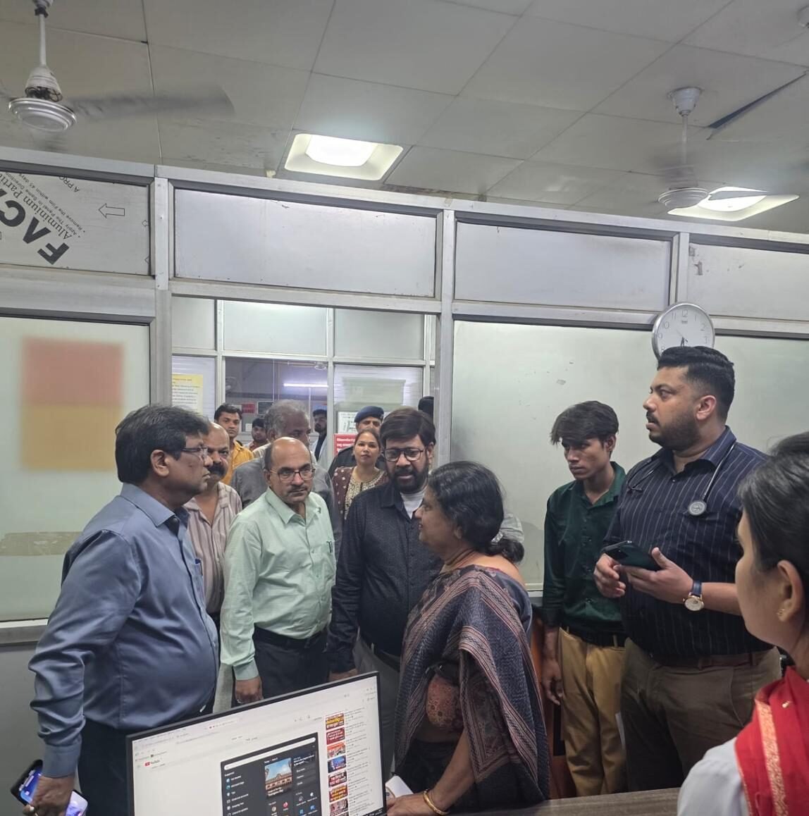 नोएडा जिला अस्पताल में निरीक्षण के दौरान स्वास्थ्य निदेशक डॉ. पवन कुमार अरूण