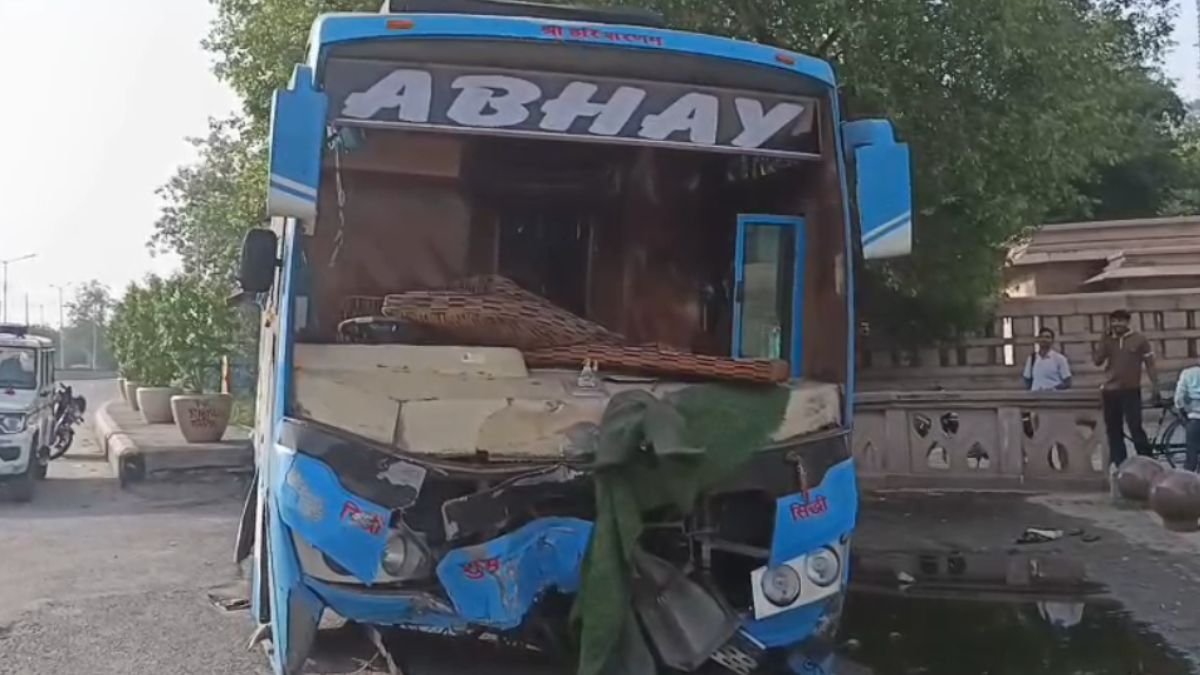 नोएडा बस हादसा में महामाया फ्लाईओवर के पास पलटी स्लीपर बस और राहत कार्य