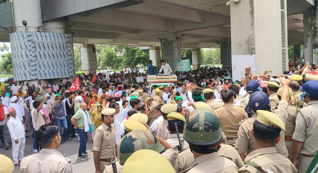 ग्रेटर नोएडा किसान महापंचायत में प्राधिकरण कार्यालय के बाहर जुटे हजारों किसान।