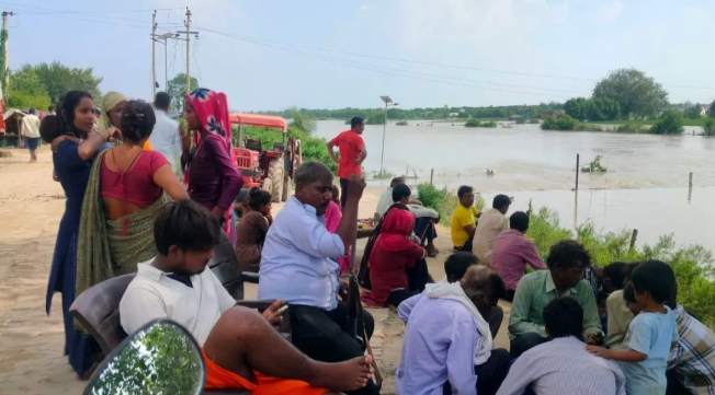 ग्रेटर नोएडा बाढ़ को लेकर यमुना किनारे प्रशासन द्वारा तैयार राहत केंद्र