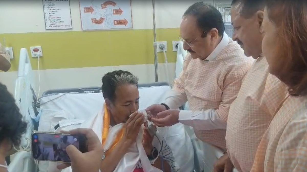 जंतर मंतर प्रदर्शन के दौरान 26 दिन बाद अनशन तोड़ते सोनम वांगचुक