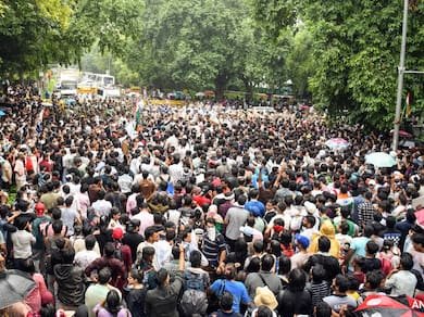 जंतर मंतर प्रदर्शन के दौरान देशव्यापी विरोध की घोषणा करते प्रदर्शनकारी