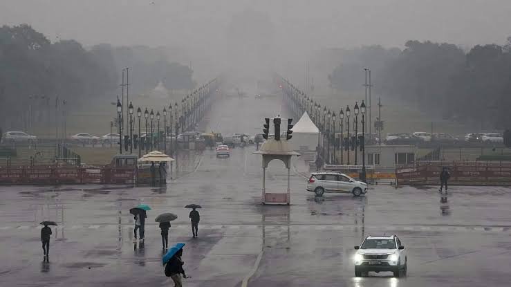 दिल्ली बारिश अलर्ट के बीच दिल्ली-एनसीआर में मानसून की बारिश और घने बादल