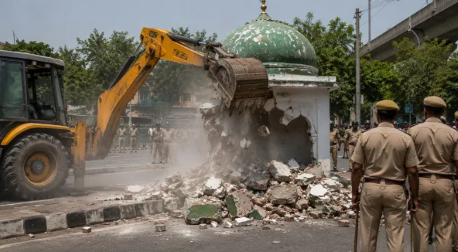 दिल्ली बुलडोजर एक्शन के दौरान पीतमपुरा में सड़क चौड़ीकरण के लिए अवैध मजार हटाती एमसीडी टीम