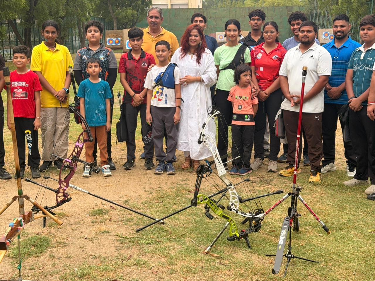 नोएडा आर्चरी एकेडमी में खिलाड़ियों से संवाद करतीं एनसीएफ अध्यक्ष शालिनी सिंह