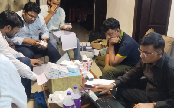 नोएडा दवा बरामदगी: सेक्टर-76 के फ्लैट से बरामद करोड़ों की कैंसर दवाएं