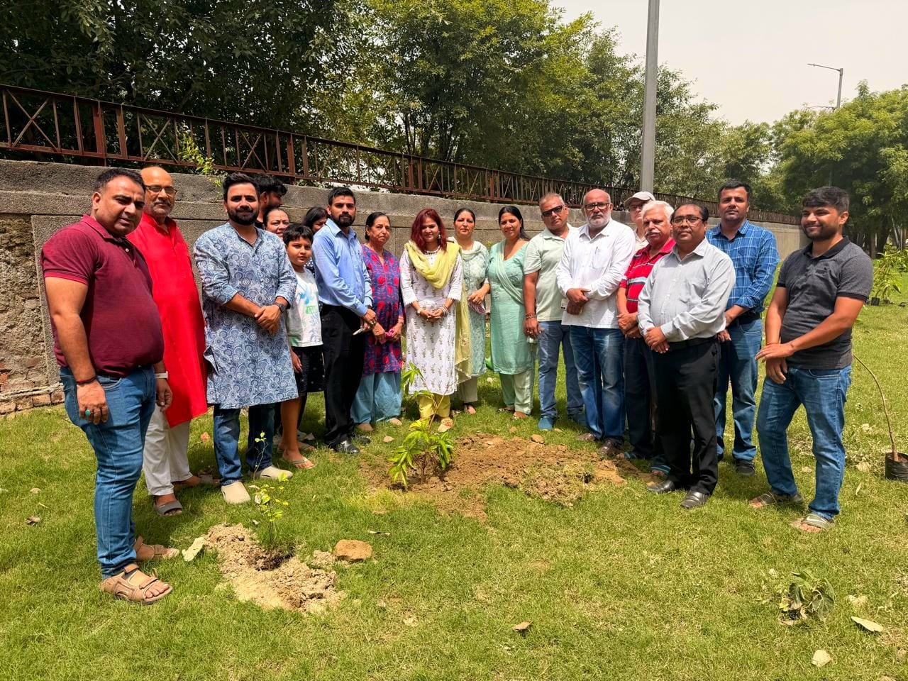 नोएडा वृक्षारोपण अभियान के दौरान सेक्टर-78 में शालिनी सिंह पौधारोपण करती हुईं