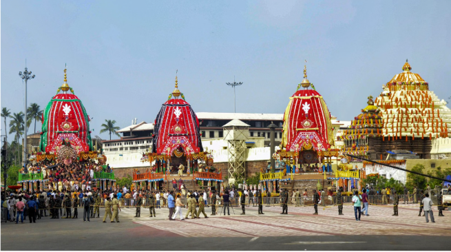पुरी रथयात्रा में भगवान जगन्नाथ, बलभद्र और देवी सुभद्रा के भव्य रथों का दृश्य