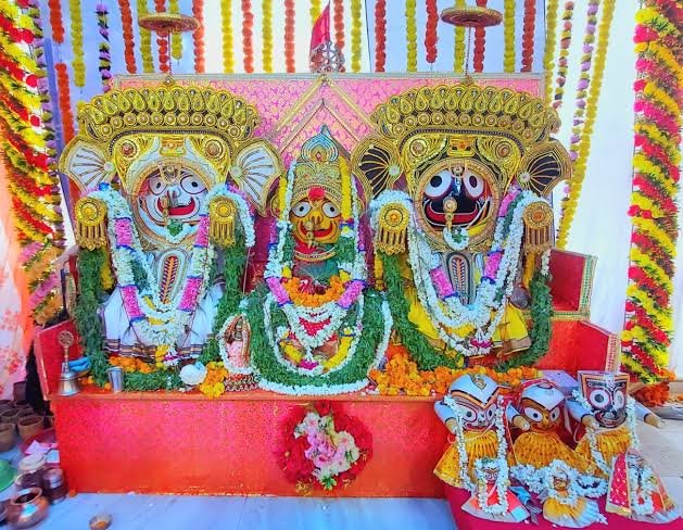मेरठ रथ यात्रा में हाइटेंशन तार की चपेट में आया रथ, हादसे का दृश्य