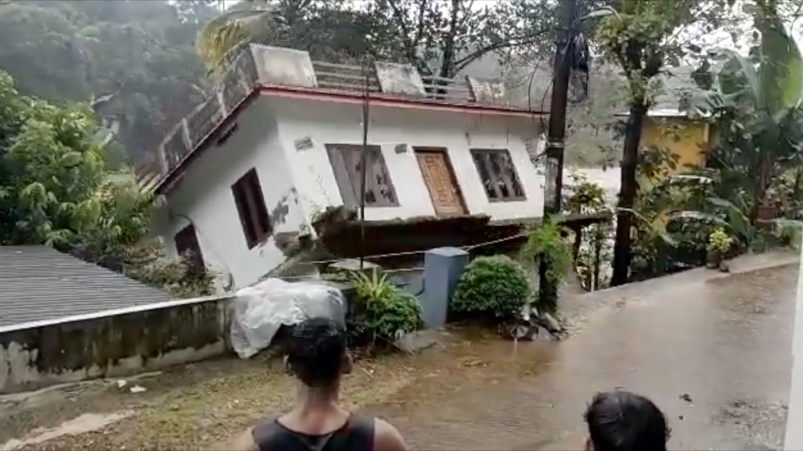 वायनाड भूस्खलन के बाद सुरंग परियोजना स्थल पर चल रहा राहत एवं बचाव अभियान