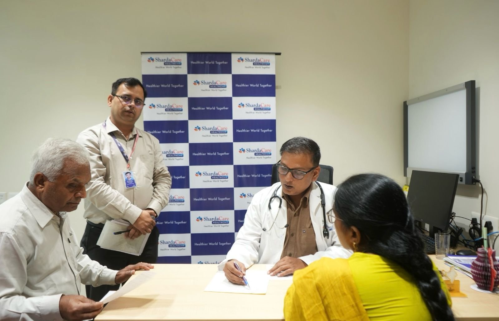 नोएडा स्क्रीनिंग कैंप में शारदाकेयर हेल्थसिटी में हृदय और वैरिकोज वेन की जांच कराते लोग