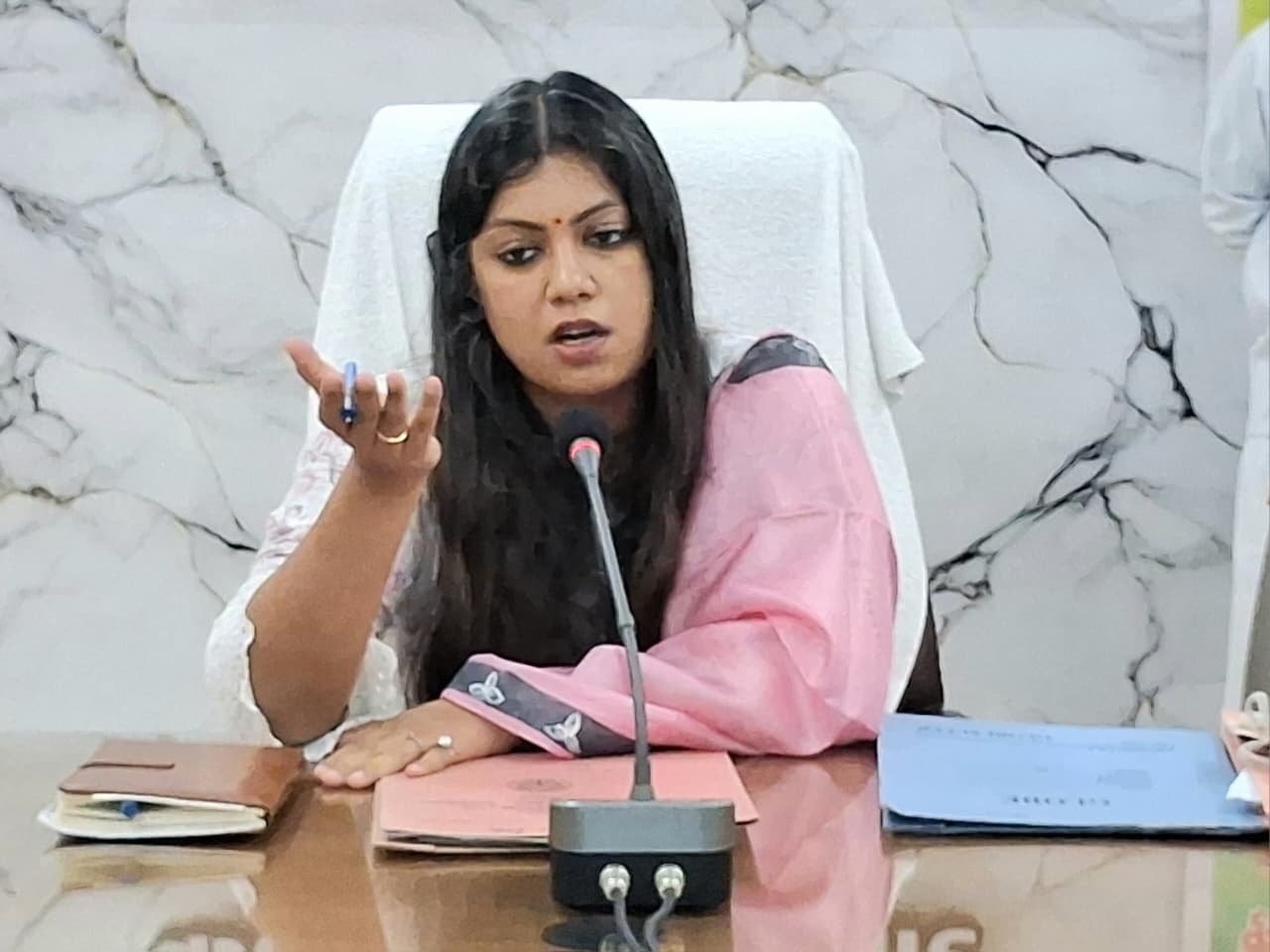 गौतमबुद्ध नगर स्कूल सुरक्षा बैठक में स्कूली वाहनों की फिटनेस, परमिट और महिला अटेंडेंट को लेकर निर्देश