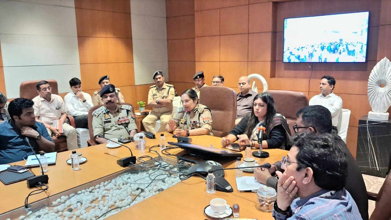 एक्सपो सुरक्षा को लेकर ग्रेटर नोएडा इंडिया एक्सपो मार्ट में पुलिस आयुक्त और जिलाधिकारी की संयुक्त समीक्षा बैठक