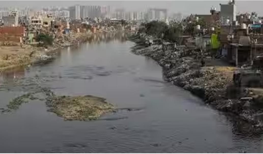 नोएडा व्यवस्था को लेकर सेक्टर-105 RWA अध्यक्ष द्वारा बिजली, सड़क, सफाई और नागरिक सुविधाओं पर उठाए गए सवाल