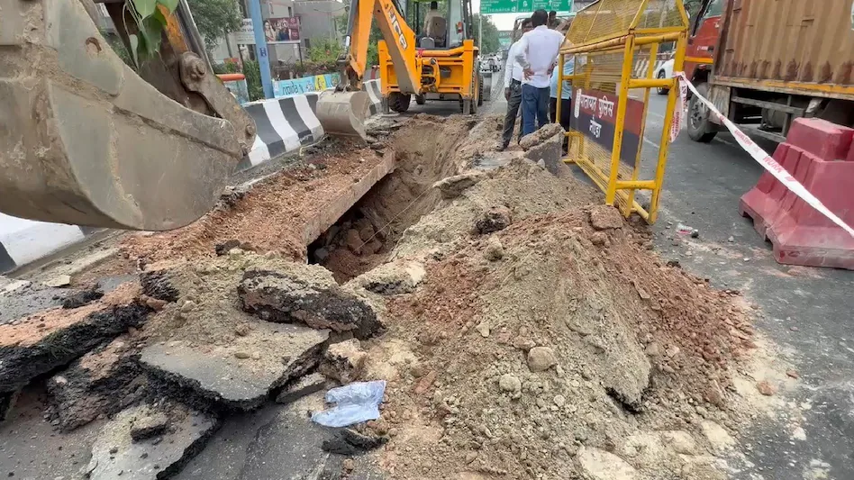 नोएडा सड़क धंसने के बाद एलिवेटेड रोड पर बना 20 फीट लंबा गड्ढा और रोका गया ट्रैफिक