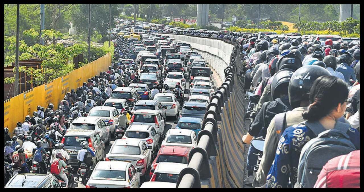 ग्रेटर नोएडा जाम के दौरान अमिटी यूनिवर्सिटी से DND मार्ग पर फंसे वाहनों की तस्वीर