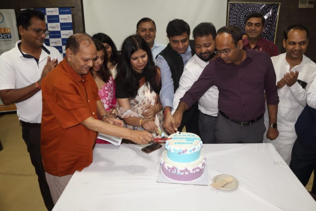 गौतम बुद्ध नगर विकास समिति के वार्षिक उत्सव में शामिल समाजसेवी और प्रमुख अतिथि