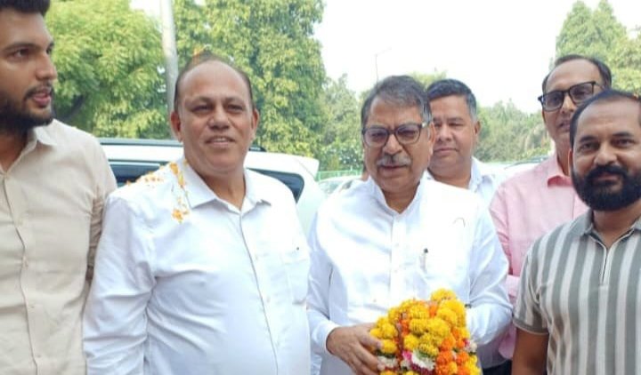नोएडा श्रद्धांजलि के दौरान पूर्व राज्यपाल कलराज मिश्र की पत्नी सत्यवती मिश्रा को श्रद्धांजलि अर्पित करते डॉ. सतीश पूनिया