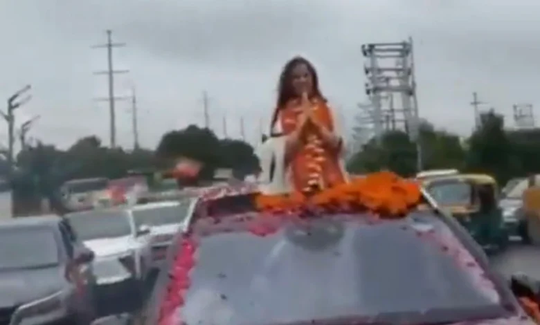 ग्रेटर नोएडा जाम के दौरान सैनी चौराहे पर कुशल सिंह के काफिले की तस्वीर