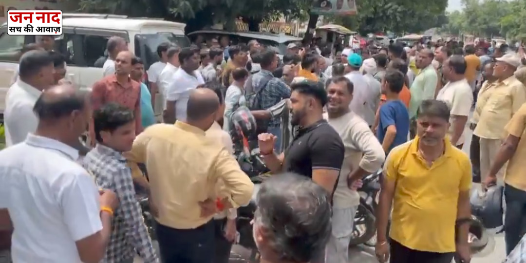 नोएडा बिजली कनेक्शन काटे जाने के विरोध में विधायक पंकज सिंह के कार्यालय पर प्रदर्शन करते स्थानीय लोग