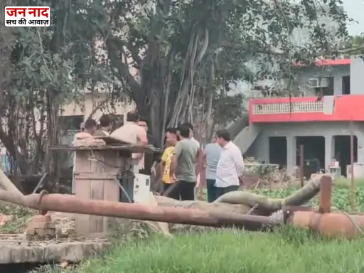 ग्रेटर नोएडा तालाब हादसे में महिला का शव बाहर निकालते स्थानीय लोग और पुलिस