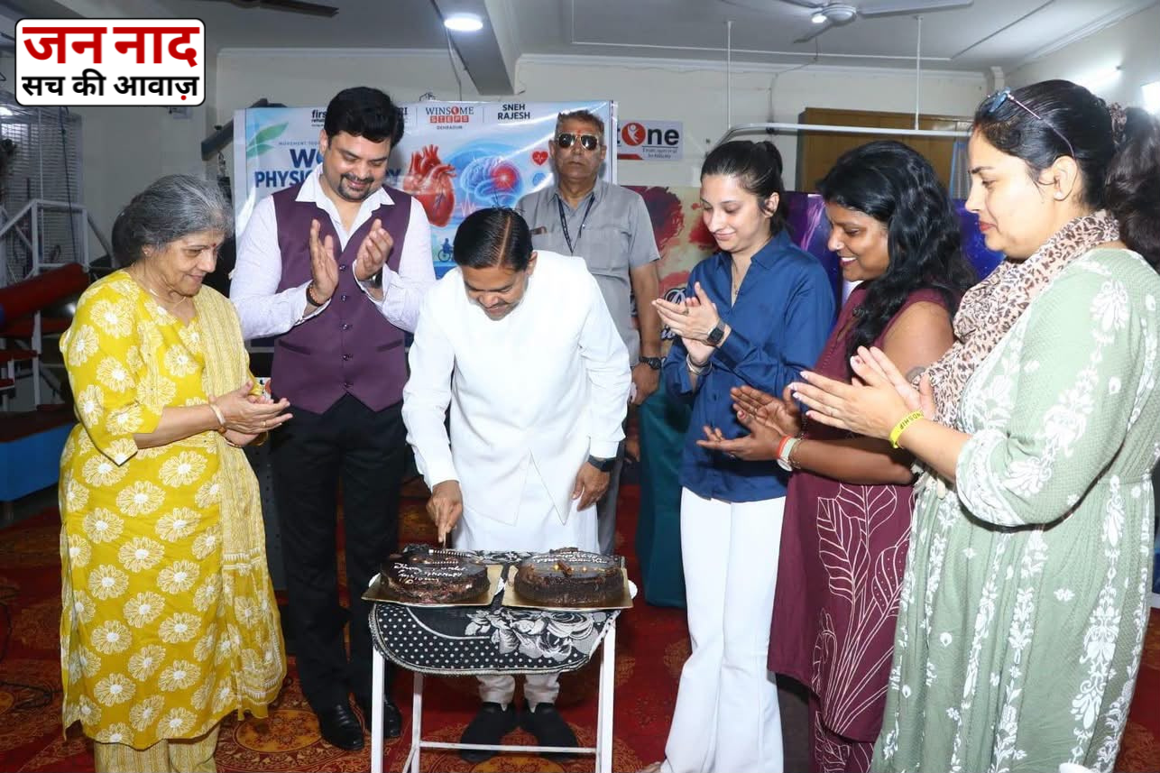 फिजियोथेरेपी दिवस पर फर्स्टवन रिहैब फाउंडेशन के स्वास्थ्य जागरूकता शिविर में मरीजों को परामर्श