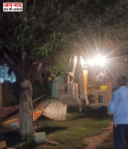 नोएडा अतिक्रमण हटाने की कार्रवाई के दौरान सेक्टर-77 में मास्टर ग्रीन की जमीन