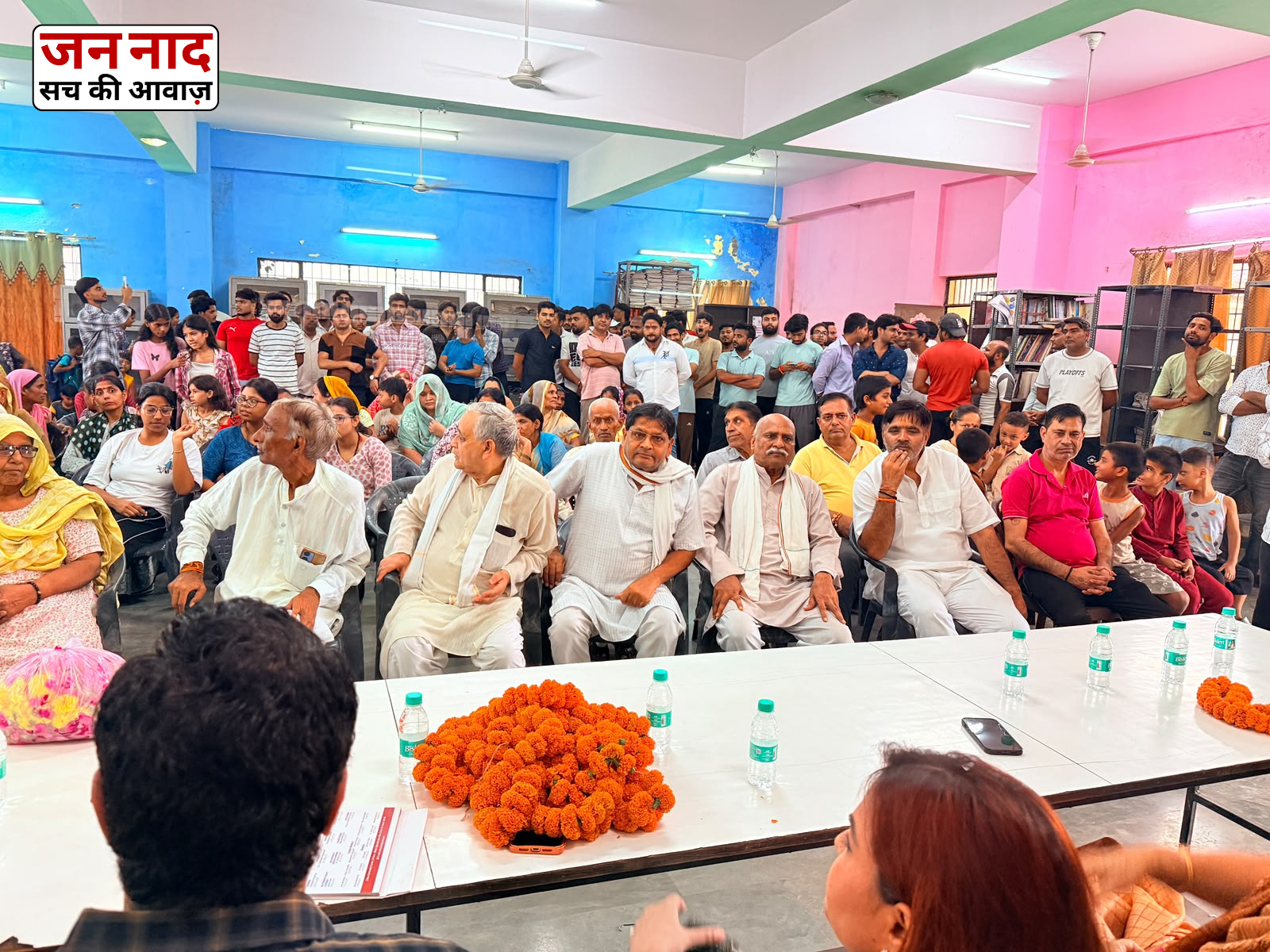 निठारी जनसमस्या बैठक में नशे की गतिविधियों और स्थानीय समस्याओं पर चर्चा करते ग्रामीण