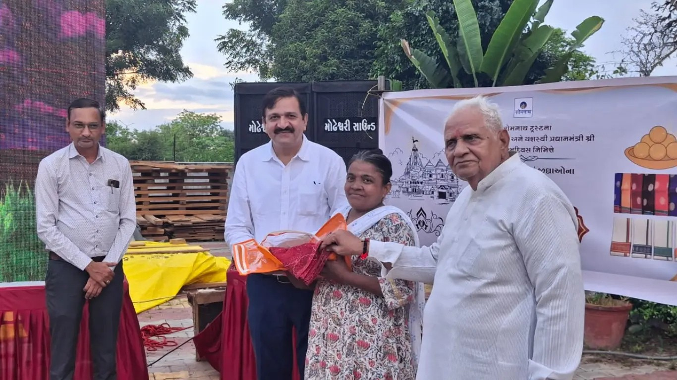 वडनगर सेवा कार्यक्रम में वृद्धाश्रम की महिलाओं के बीच वस्त्र-प्रसाद वितरित करती चेतना मंच की टीम