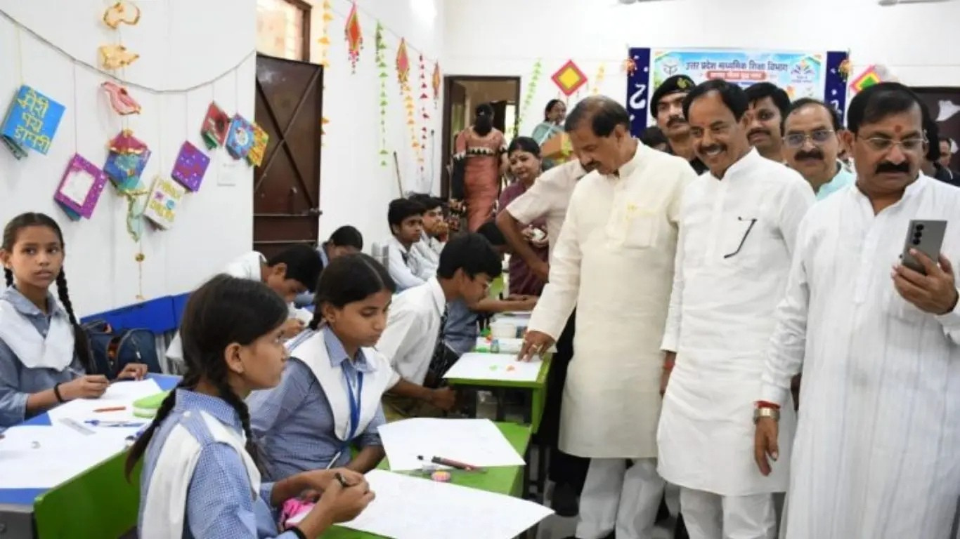 नोएडा चित्रकला अभियान में ‘मेरे सपनों का भारत’ प्रतियोगिता के दौरान चित्र बनाते विद्यार्थी