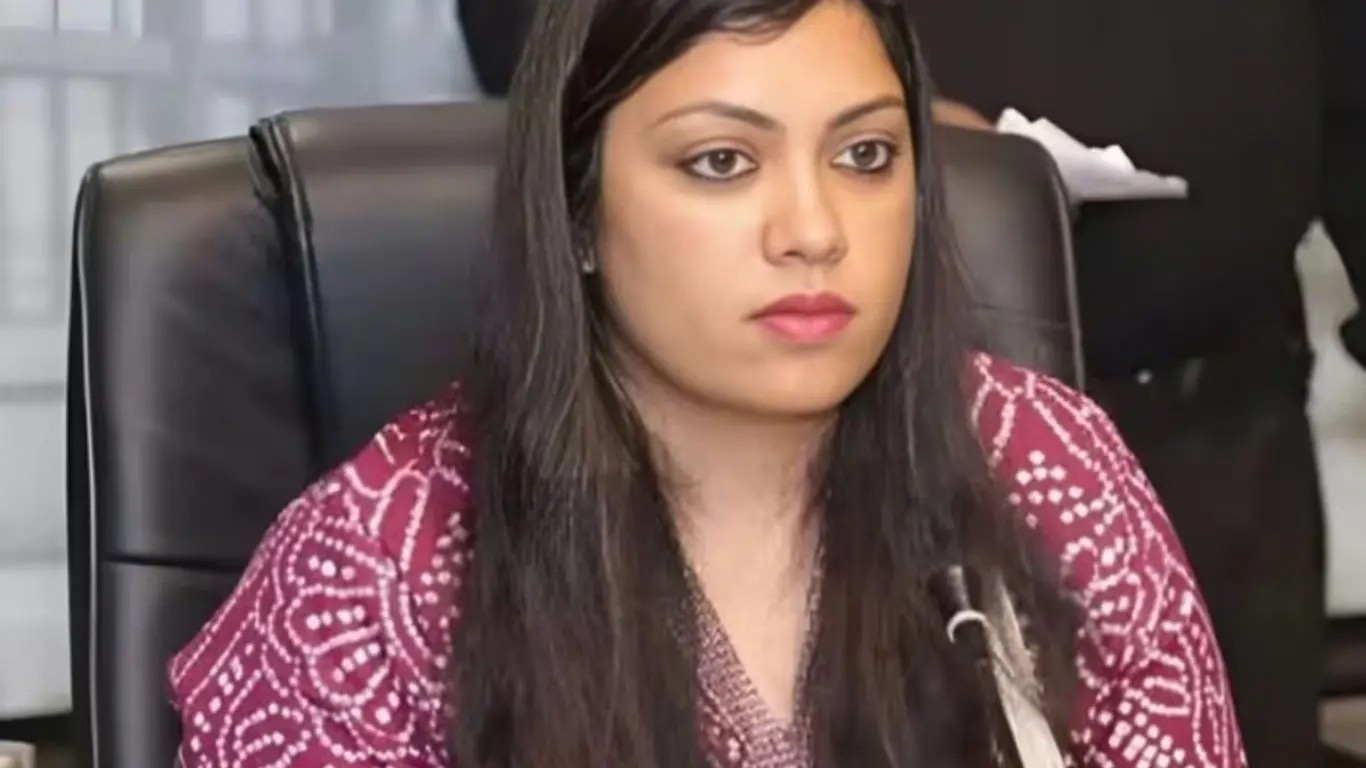 नोएडा डीएम मेधा रूपम से जुड़ी राज्यमंत्री की शिकायत और प्रशासनिक विवाद की खबर