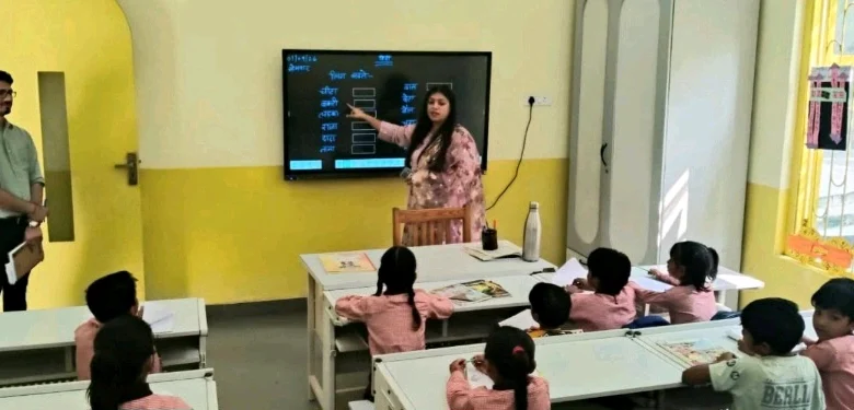 गौतमबुद्ध नगर स्कूल में स्मार्ट क्लास का निरीक्षण करतीं जिलाधिकारी मेधा रूपम