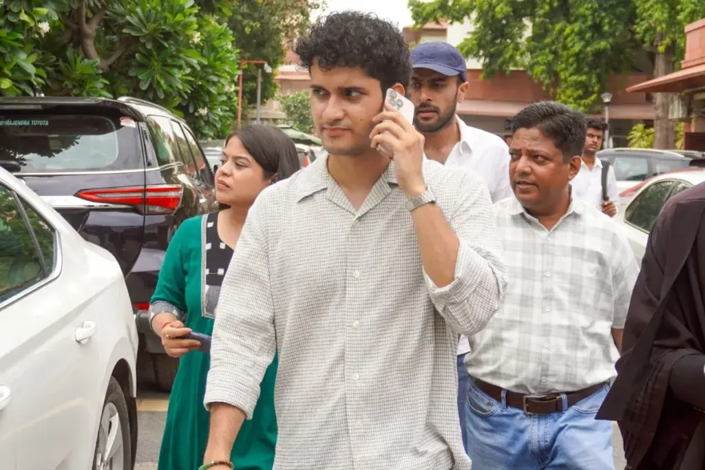 नोएडा स्कूल ऑडिट अभियान की शुरुआत करते सीजेपी प्रवक्ता सौरभ दास