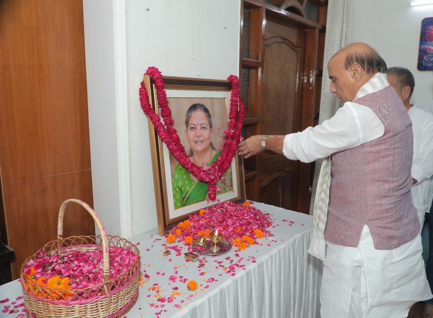 नोएडा श्रद्धांजलि के दौरान रक्षा मंत्री राजनाथ सिंह ने श्रीमती सत्यवती मिश्रा को पुष्प अर्पित कर श्रद्धांजलि दी