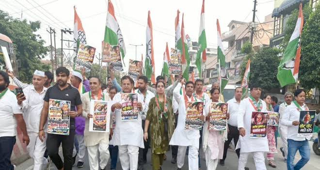दादरी आक्रोश मार्च में वोट बचाओ लोकतंत्र बचाओ के नारों के साथ कांग्रेस कार्यकर्ताओं का प्रदर्शन